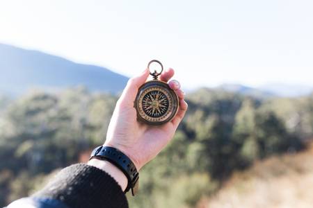 Quelle: www.pixabay.com / Pexels, https://pixabay.com/de/photos/kompass-hand-halten-drau%C3%9Fen-1850673/ Hand hält Kompass